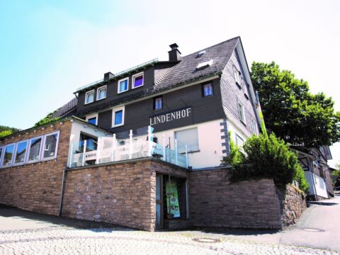Außenansicht des Landidyll Hotels in Bad Laasphe, ideal für einen Silvesterurlaub in den Wittgensteiner Bergen.