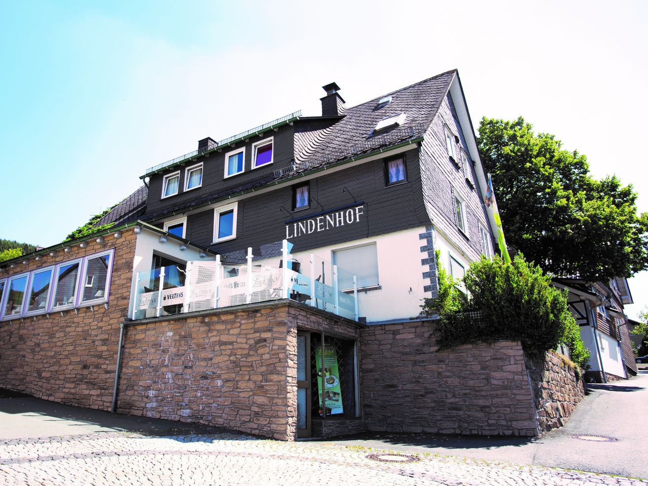 Außenansicht des Landidyll Hotels in Bad Laasphe, ideal für einen Silvesterurlaub in den Wittgensteiner Bergen.