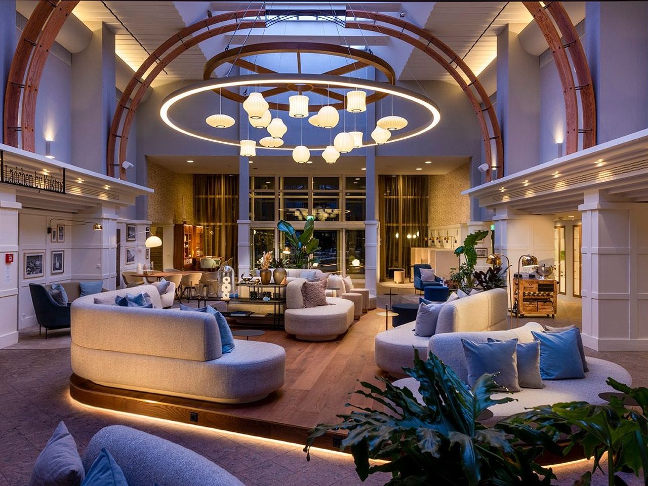 Abendlich beleuchtete Hotel-Lobby im Aedenlife Hotel & Resort Rügen für Silvester