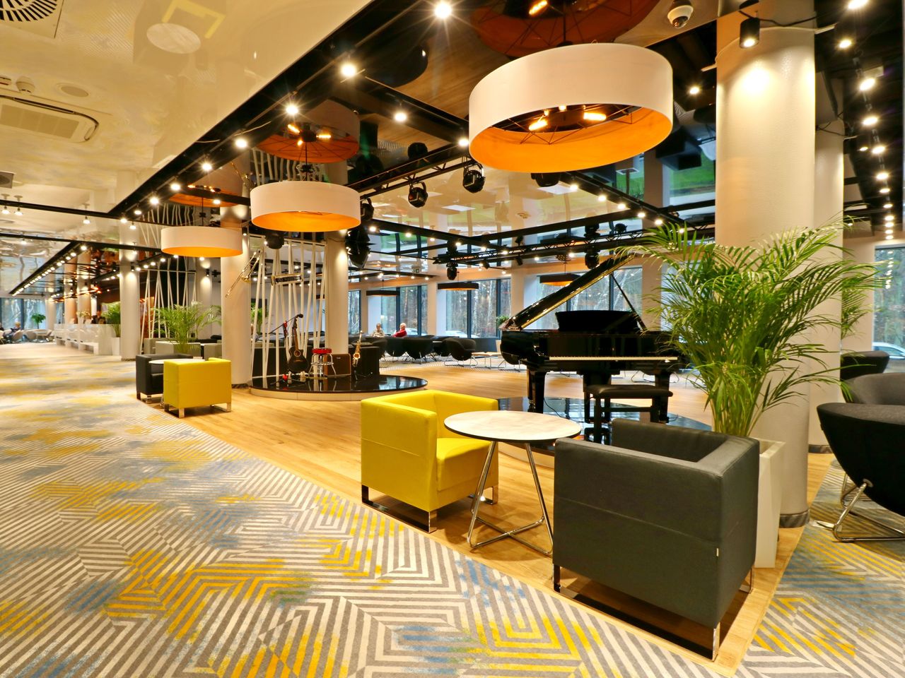 Elegante Hotellobby mit Piano im Hamilton - Hotel zu Silvester