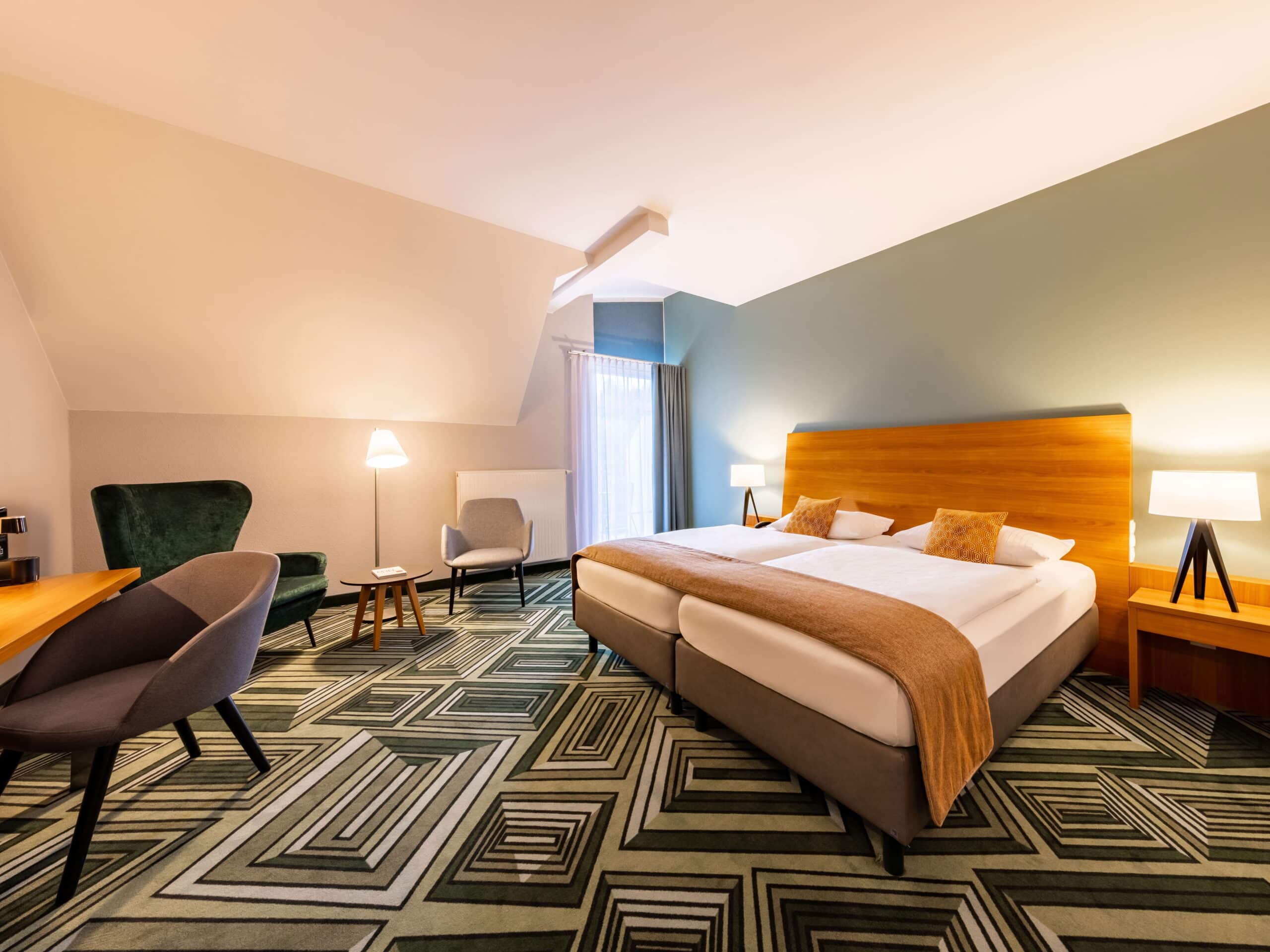 Gemütlicher Lounge-Bereich mit Kamin im Best Western Plus Parkhotel Maximilian – perfekte Atmosphäre für Silvester