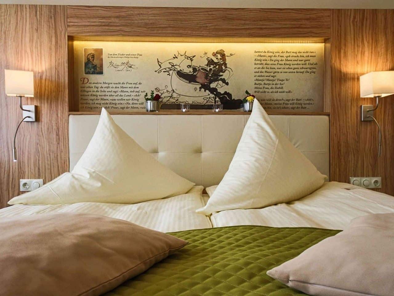Gemütliches Bett mit Märchenmotiv im Parkhotel Emstaler Höhe – ideal für eine zauberhafte Silvester-Nacht.