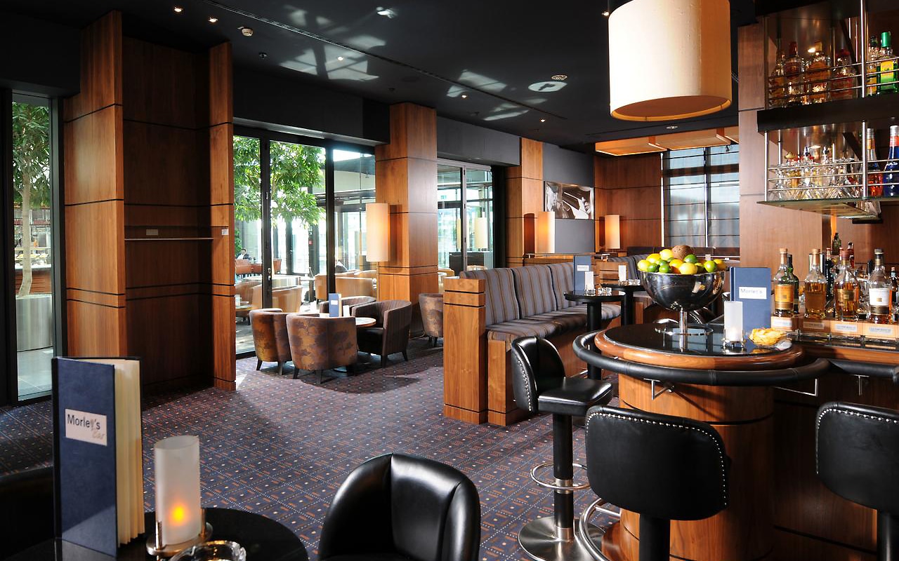Edle Hotelbar im Maritim Hotel Düsseldorf für Gäste der Silvesterveranstaltung