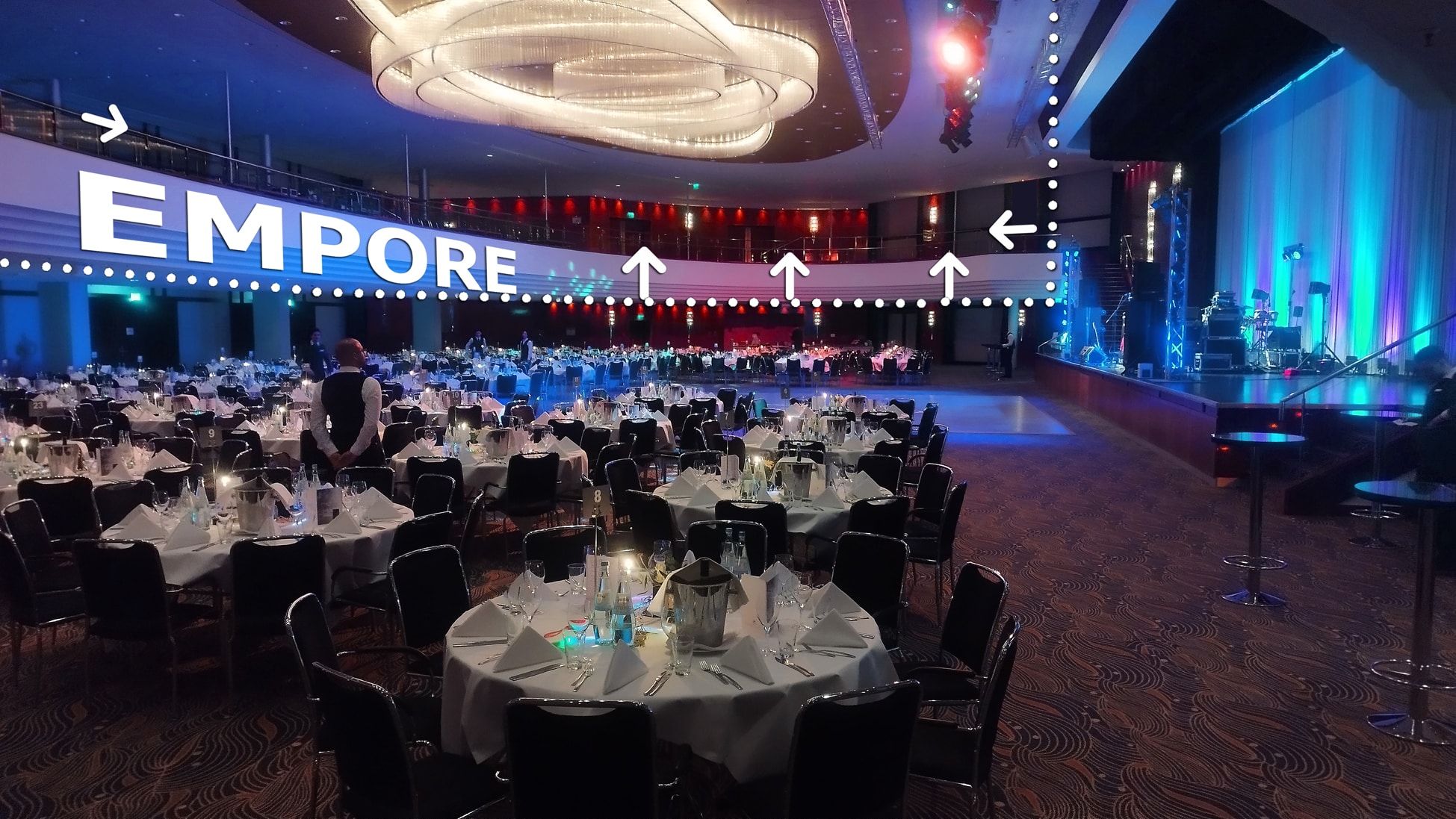 Blick in den festlich vorbereiteten Silvestersaal mit Empore im Maritim Hotel Düsseldorf