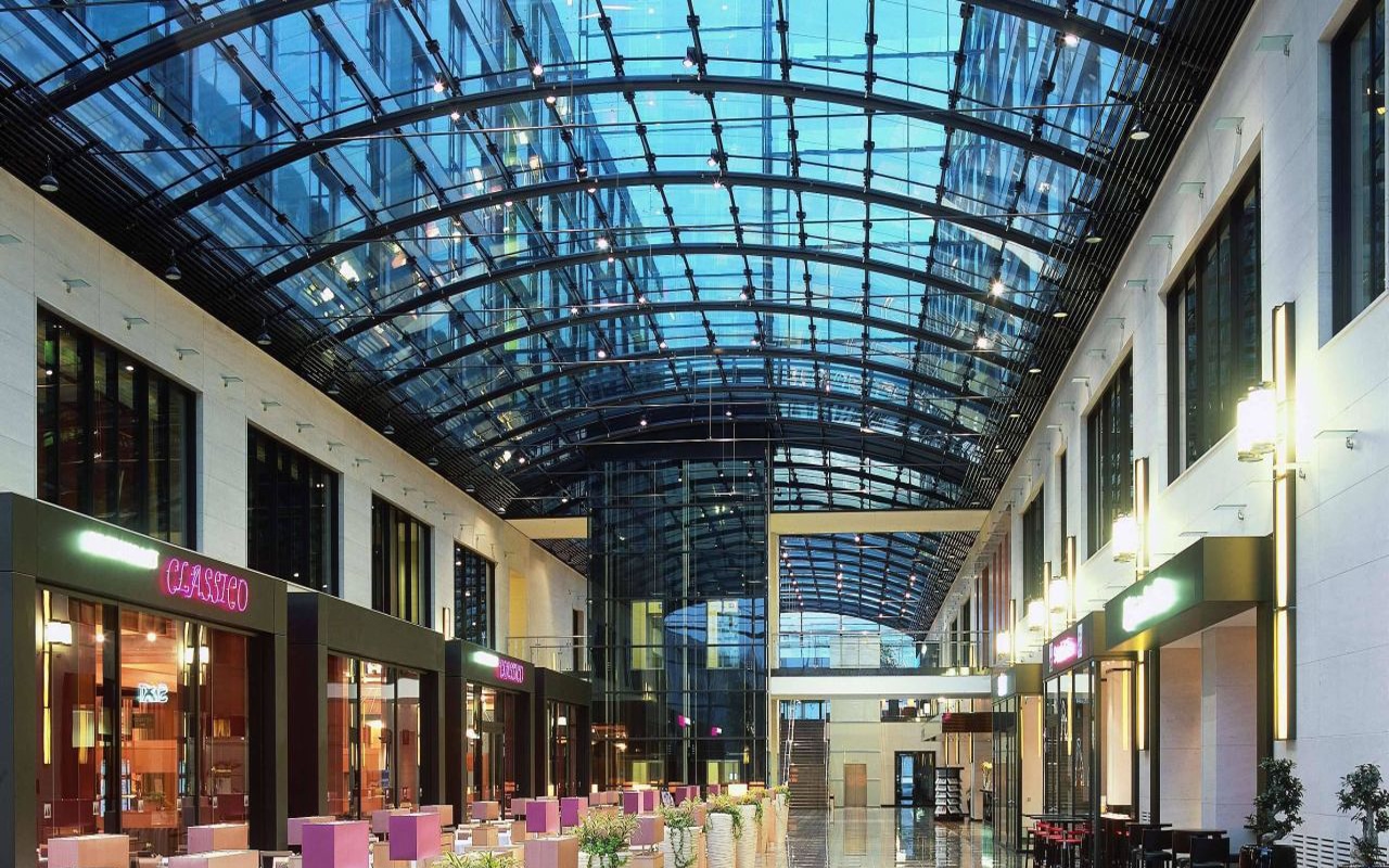Glasüberdachter Empfangsbereich des Maritim Hotel Düsseldorf zur Silvesterveranstaltung