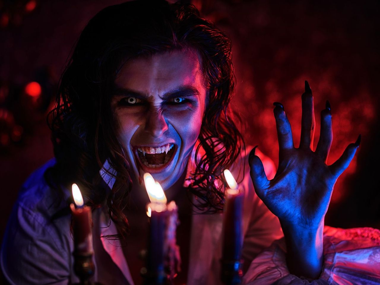 Gruseliger Vampir auf der Tanz der Vampire Silvesterparty im Panorama Berghotel Wettiner Höhe