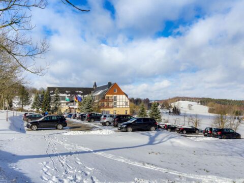 Winterliche Ansicht des Panorama Berghotels Wettiner Höhe in Seiffen, ideal für einen Silvesterurlaub im Erzgebirge