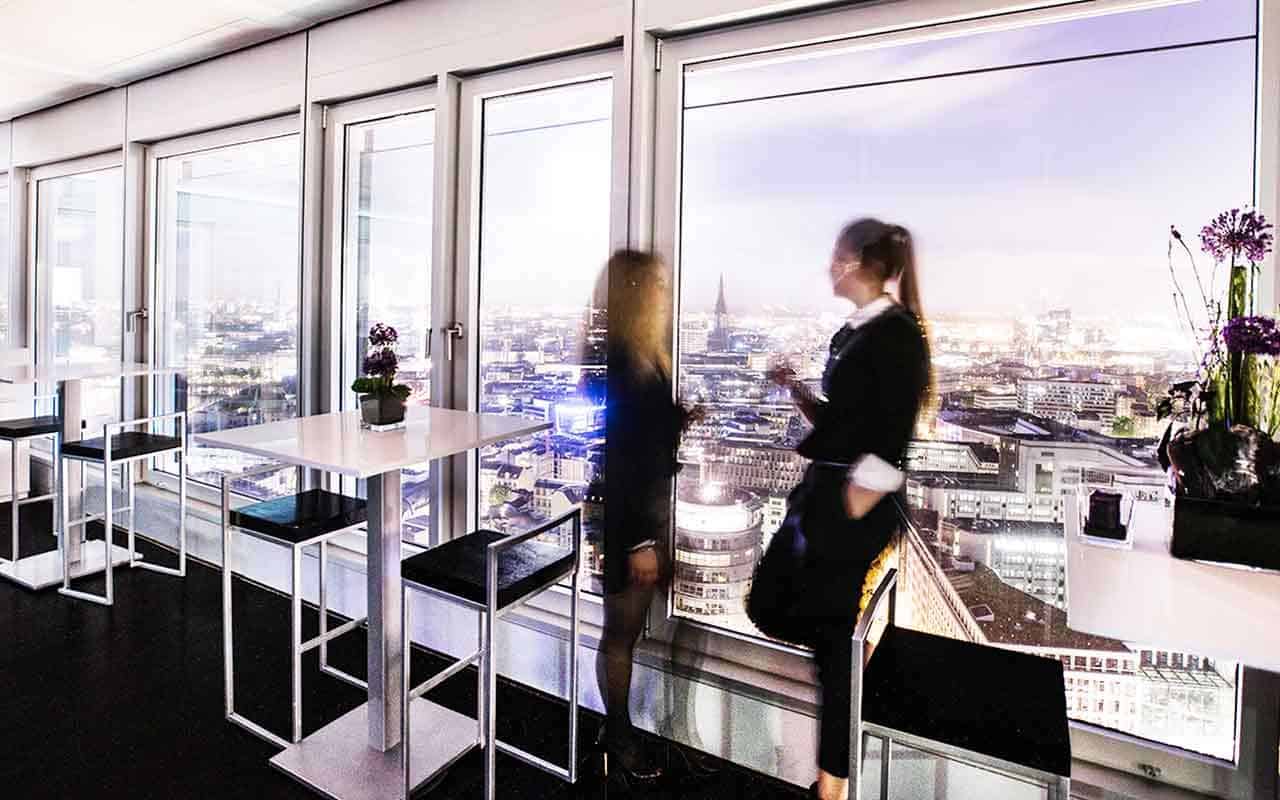 Zwei Frauen genießen den atemberaubenden Ausblick auf die Skyline von Hamburg an Silvester