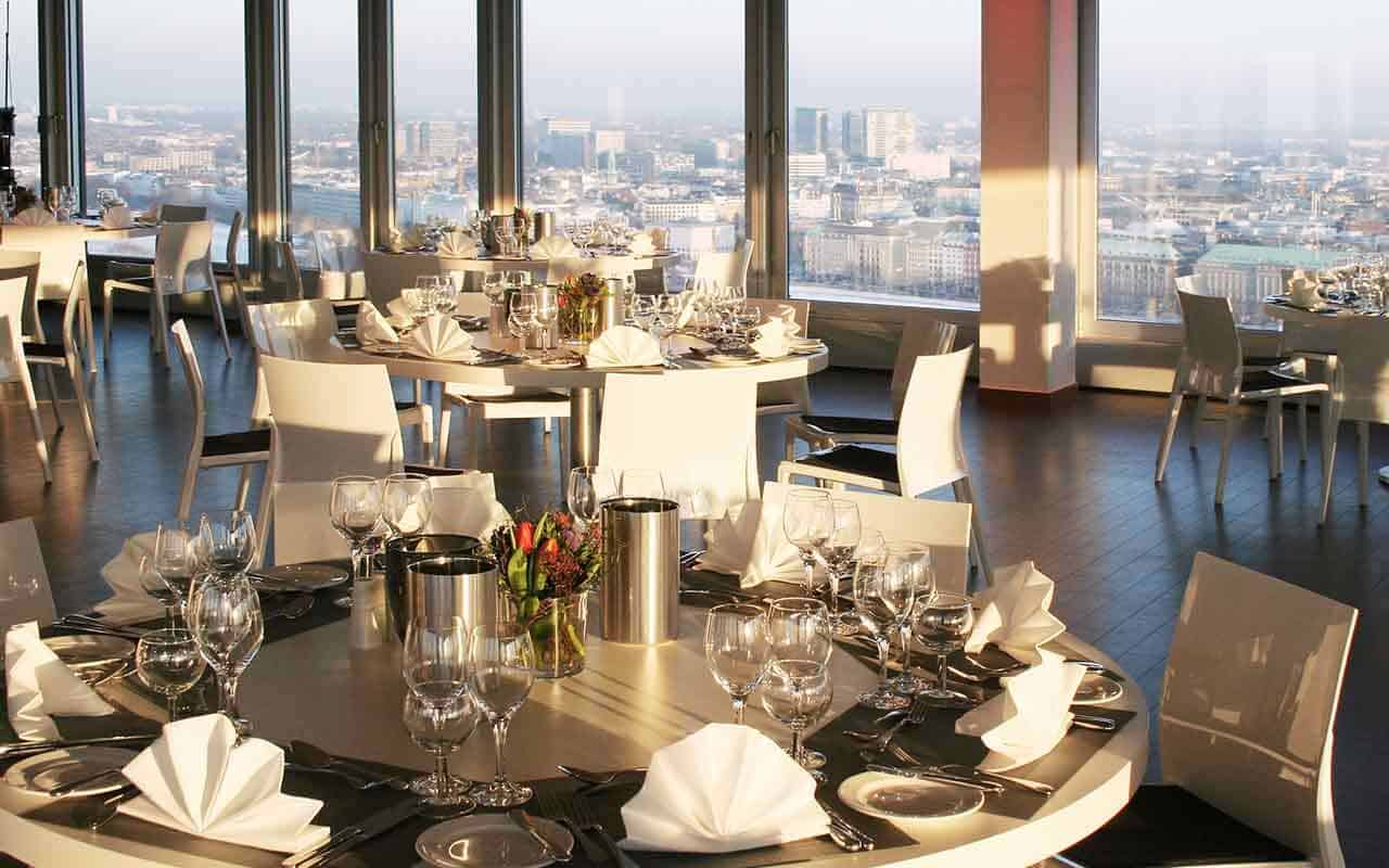 Stilvoll gedeckter Tisch mit Blick auf die Hamburger Skyline für das Silvester-Gala-Menü