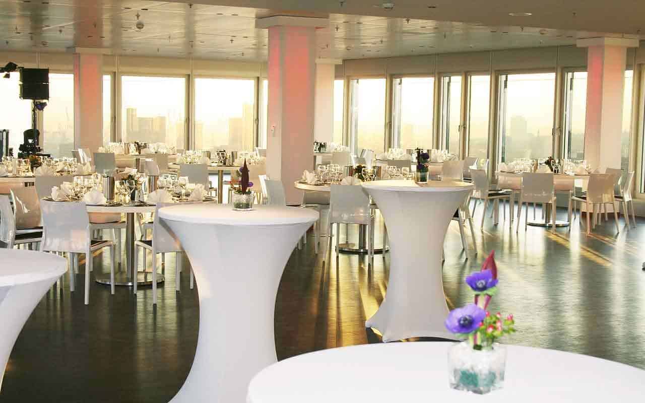 Stehtische und Blumenarrangements für den stilvollen Empfang der Silvester-Gäste im Panoramadeck EMPORIO