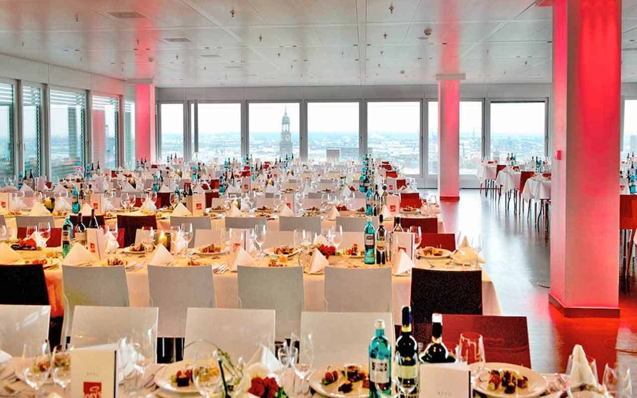 Festlich gedeckte Tische für das Gala-Menü auf dem Panoramadeck EMPORIO an Silvester