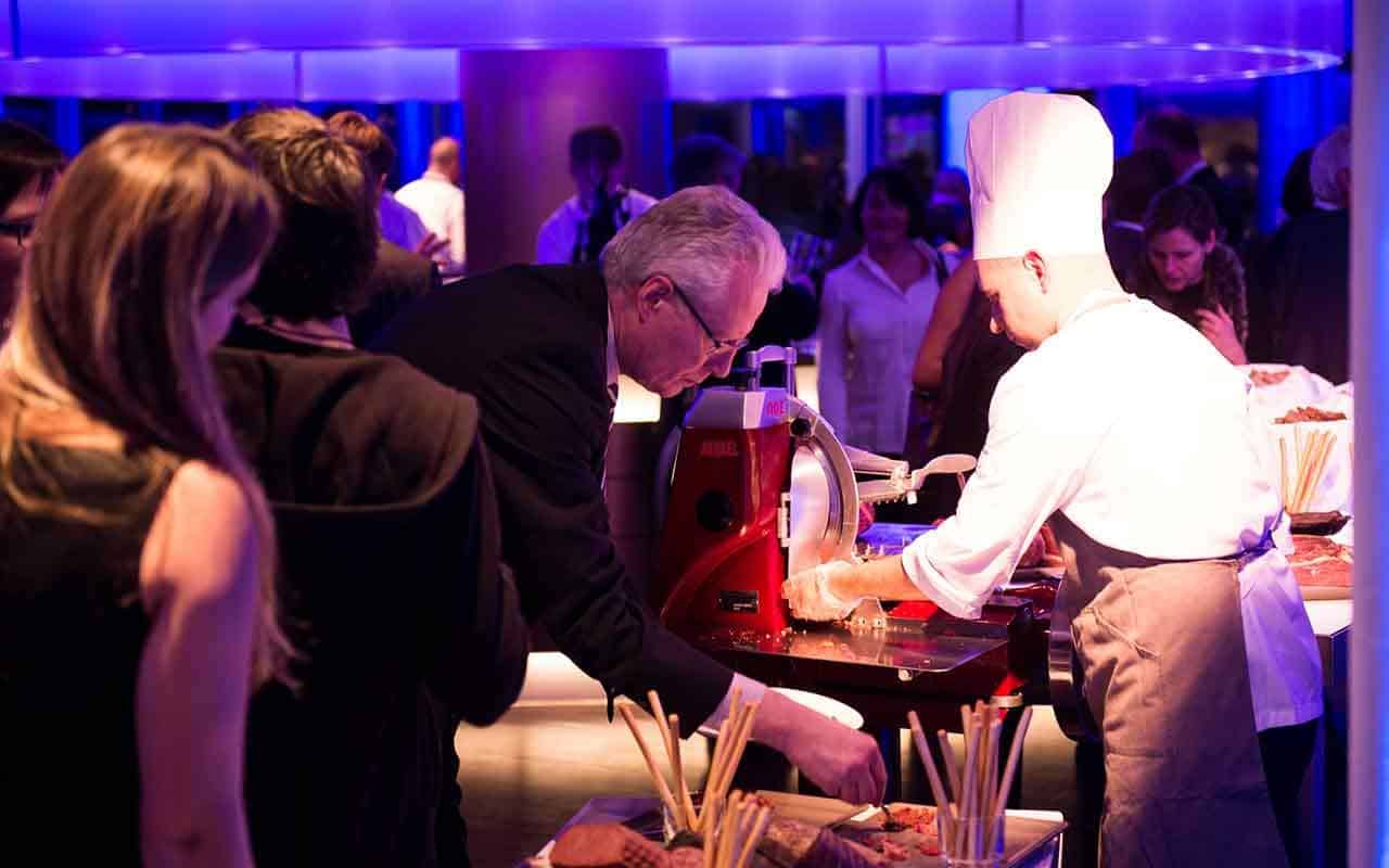 Küchenchef bereitet frische Speisen für die Gäste der Silvester-Gala im Panoramadeck EMPORIO zu