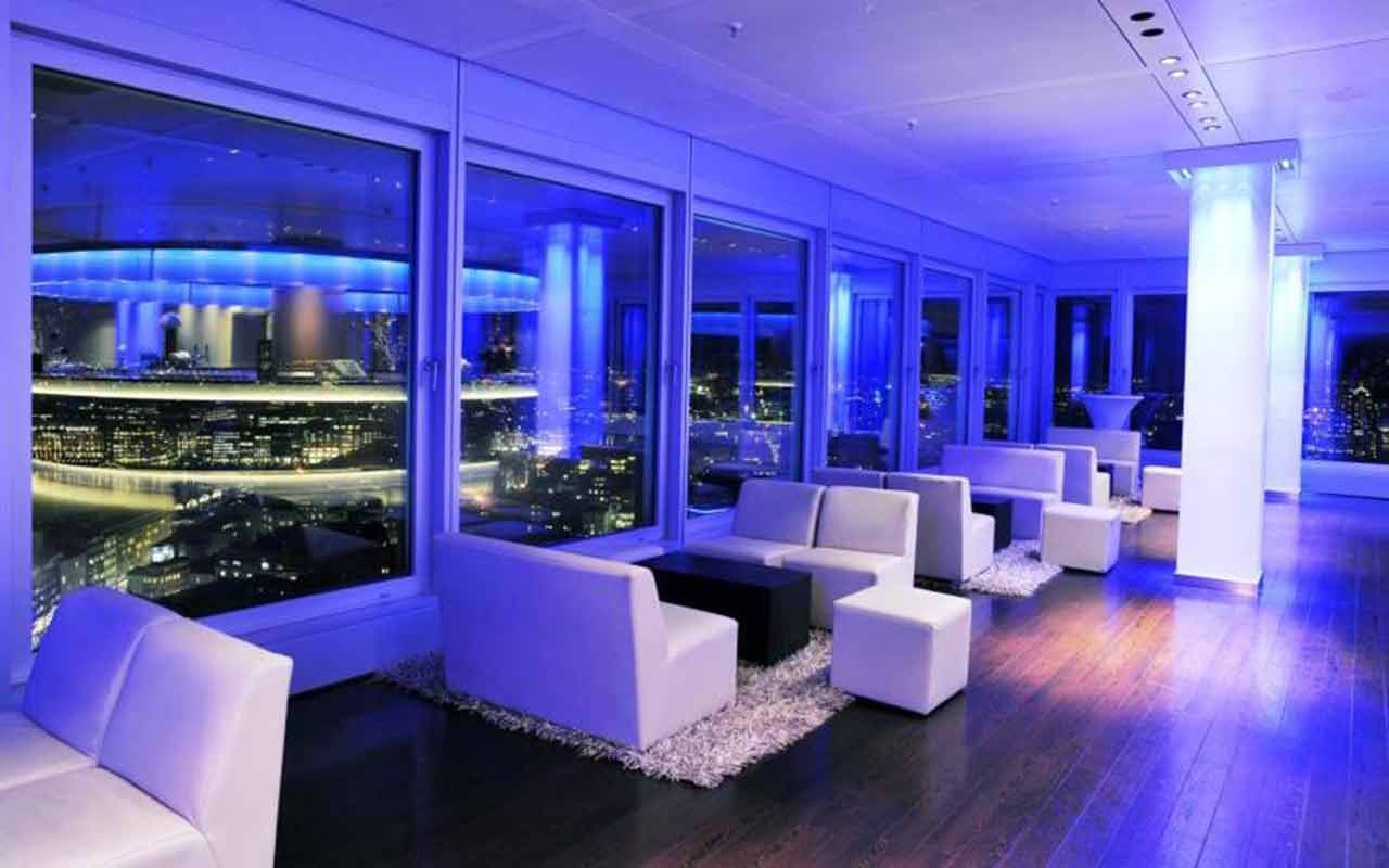 Gemütlicher Lounge-Bereich für die Silvesterfeier im Panoramadeck EMPORIO