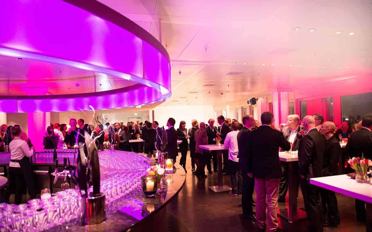 Feiernde Gäste an der Rundbar des Panoramadecks EMPORIO während der Silvester-Gala