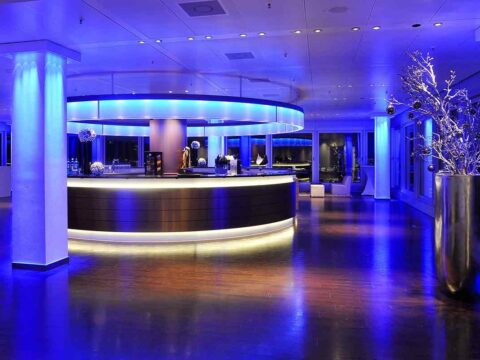 Modern beleuchtete Rundbar auf dem Panoramadeck EMPORIO während der Silvesterfeier