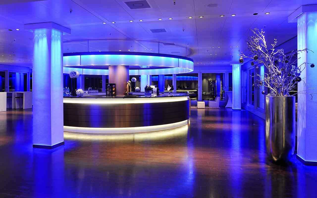 Modern beleuchtete Rundbar auf dem Panoramadeck EMPORIO während der Silvesterfeier