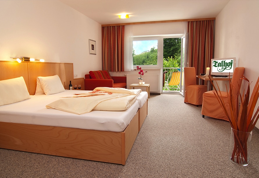 Modernes Zimmer mit Balkon im Panoramahotel Talhof – perfekt für einen entspannten Jahreswechsel.