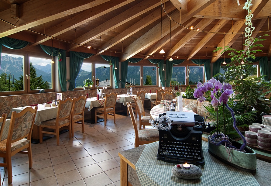 Stilvoll speisen an Silvester im Panoramahotel Talhof mit atemberaubendem Bergblick.