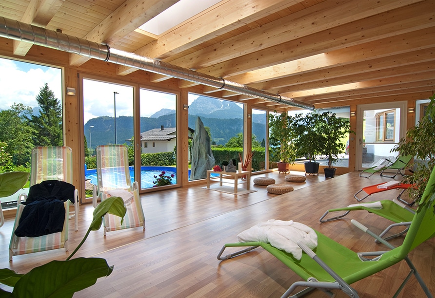 Entspannung pur an Silvester im Wellnessbereich des Panoramahotel Talhof mit traumhaftem Ausblick.