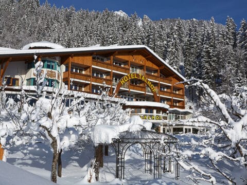 Das Panoramahotel Talhof im Winter – eine traumhafte Kulisse für einen unvergesslichen Jahreswechsel.