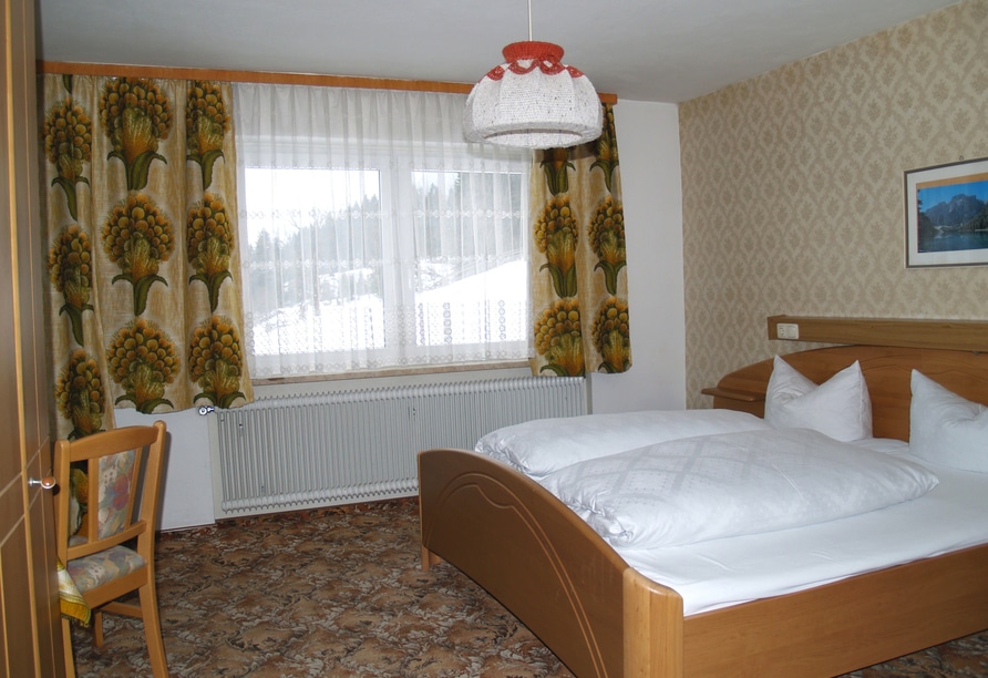 Rustikal eingerichtetes Zimmer im Panoramahotel Talhof – ideal für eine gemütliche Silvesternacht.
