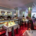 Stimmungsvoll gedeckte Tische im Restaurant zu Silvester