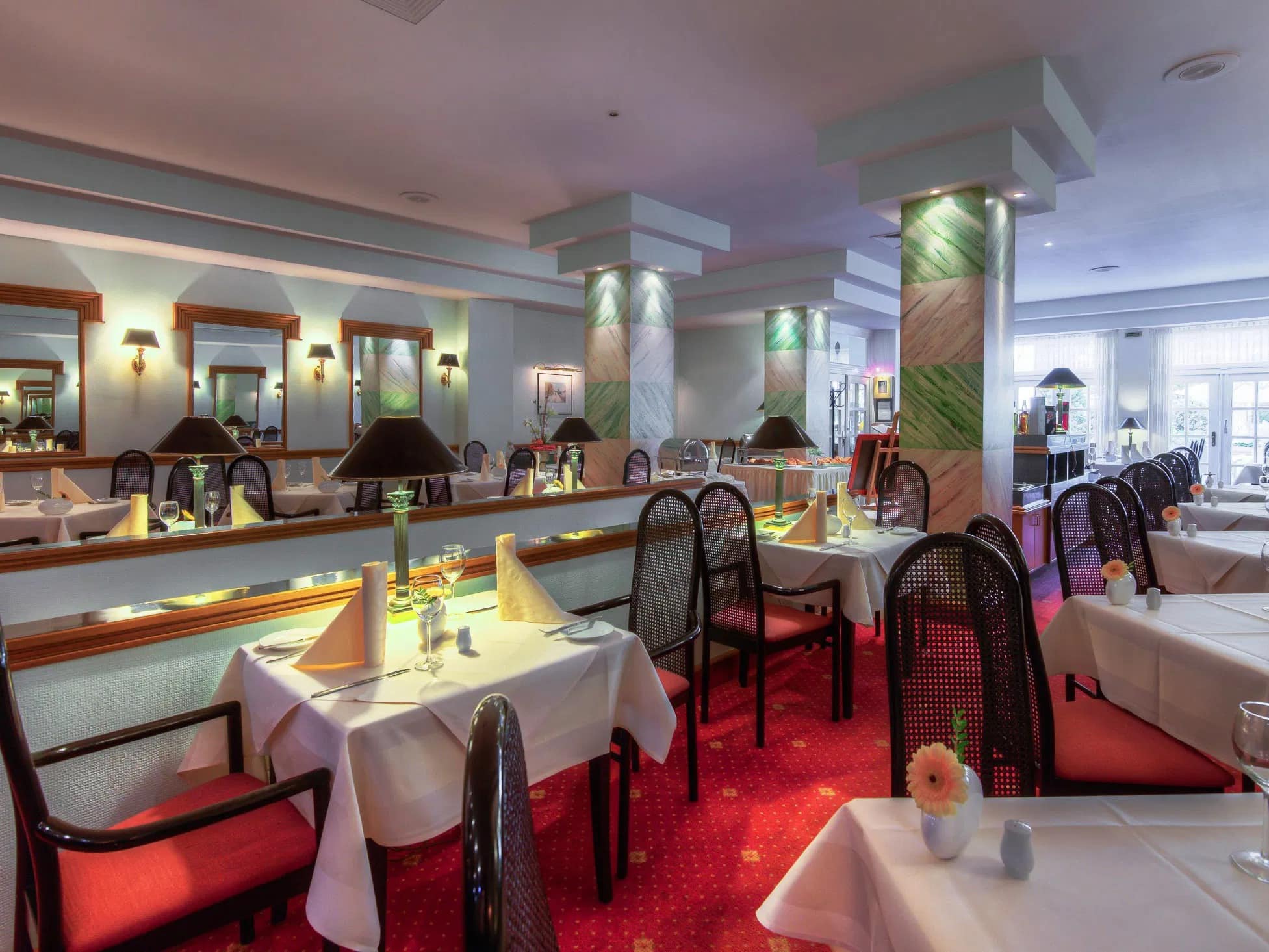 Stimmungsvoll gedeckte Tische im Restaurant zu Silvester