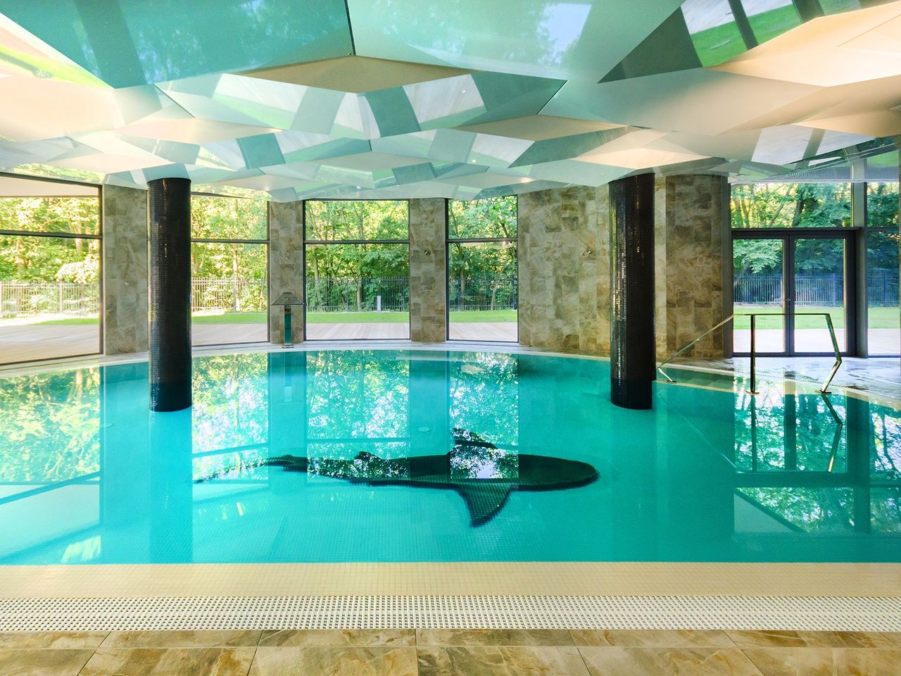 Lichtdurchfluteter Innenpool im DIUNE Hotel & Resort zu Silvester