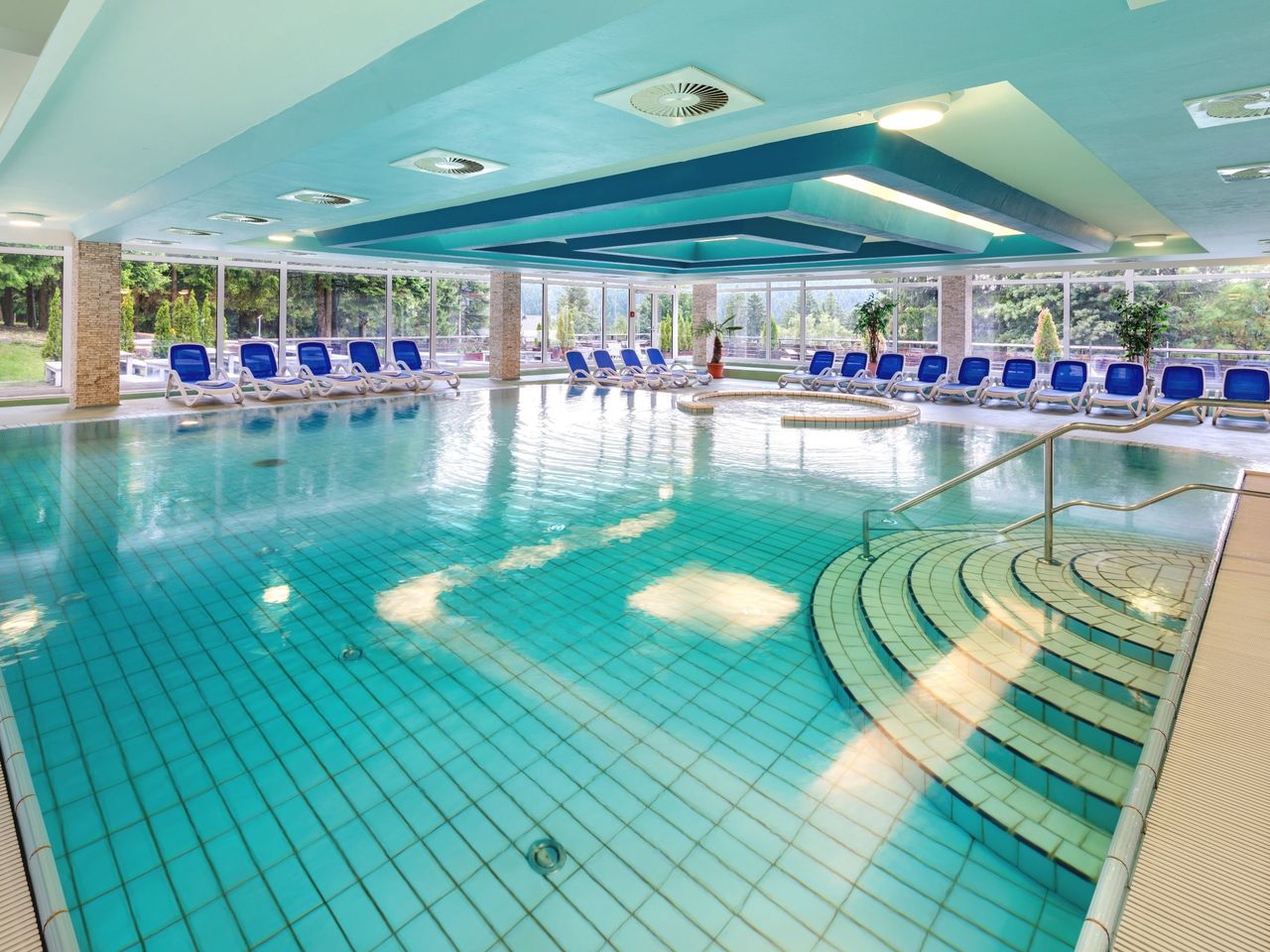 Beheizter Innenpool im AHORN Panorama Hotel Oberhof – Entspannung an Silvester