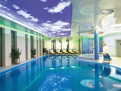 Hallenbad mit Whirlpool im Hotel Grand Laola Vital & SPA an der Ostsee