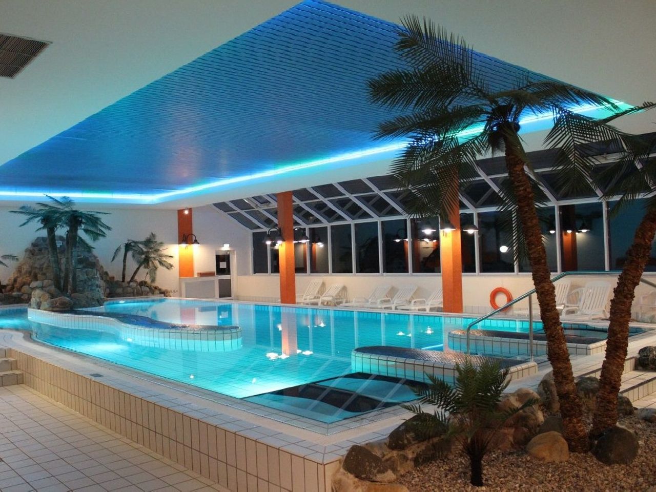Modernes Hallenbad im Panoramic - Ihr Apartmenthotel für eine entspannte Auszeit rund um Silvester.