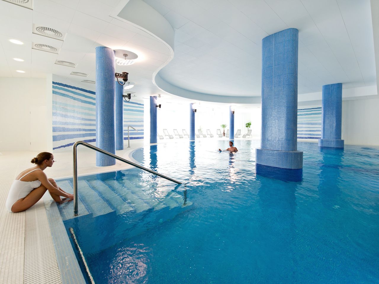 Großzügiger Innenpool im INTERFERIE MEDICAL SPA - Hotel mit blauen Säulen und entspannter Atmosphäre an Silvester