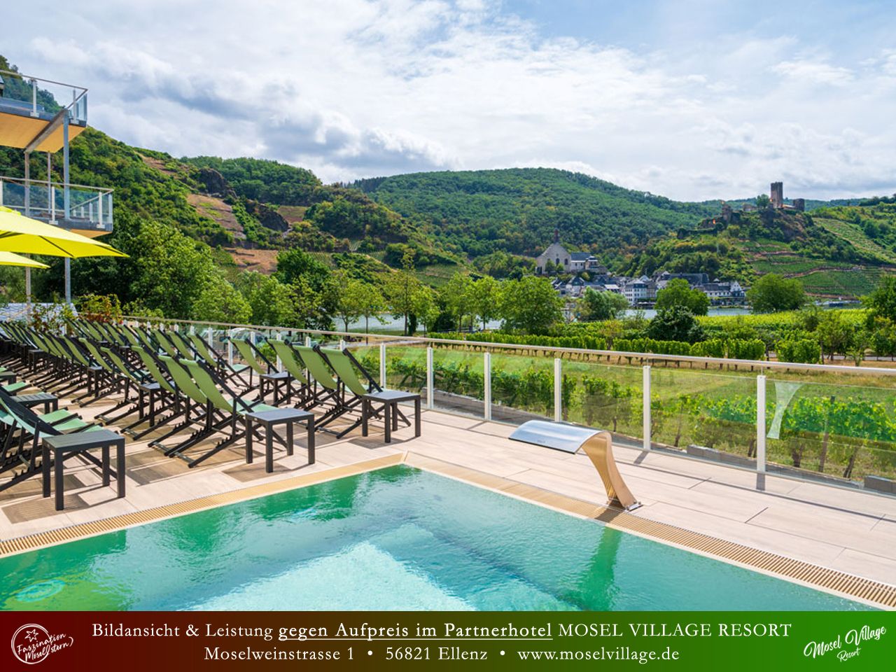 Außenpool mit Liegen und Blick auf die Mosel im Moselstern-Hotel