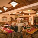 Gäste im Restaurant des Predigtstuhl Resorts beim Silvesteressen