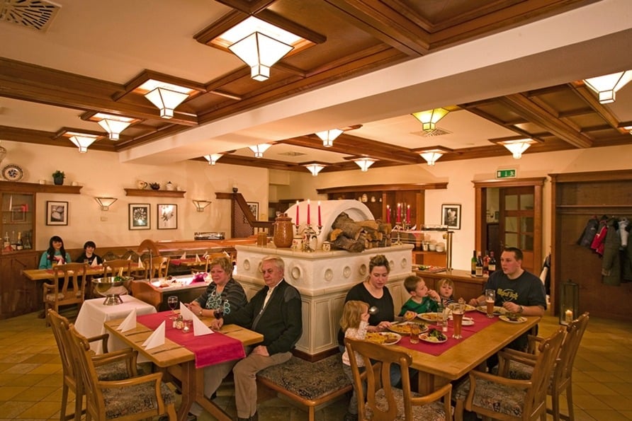 Gäste im Restaurant des Predigtstuhl Resorts beim Silvesteressen