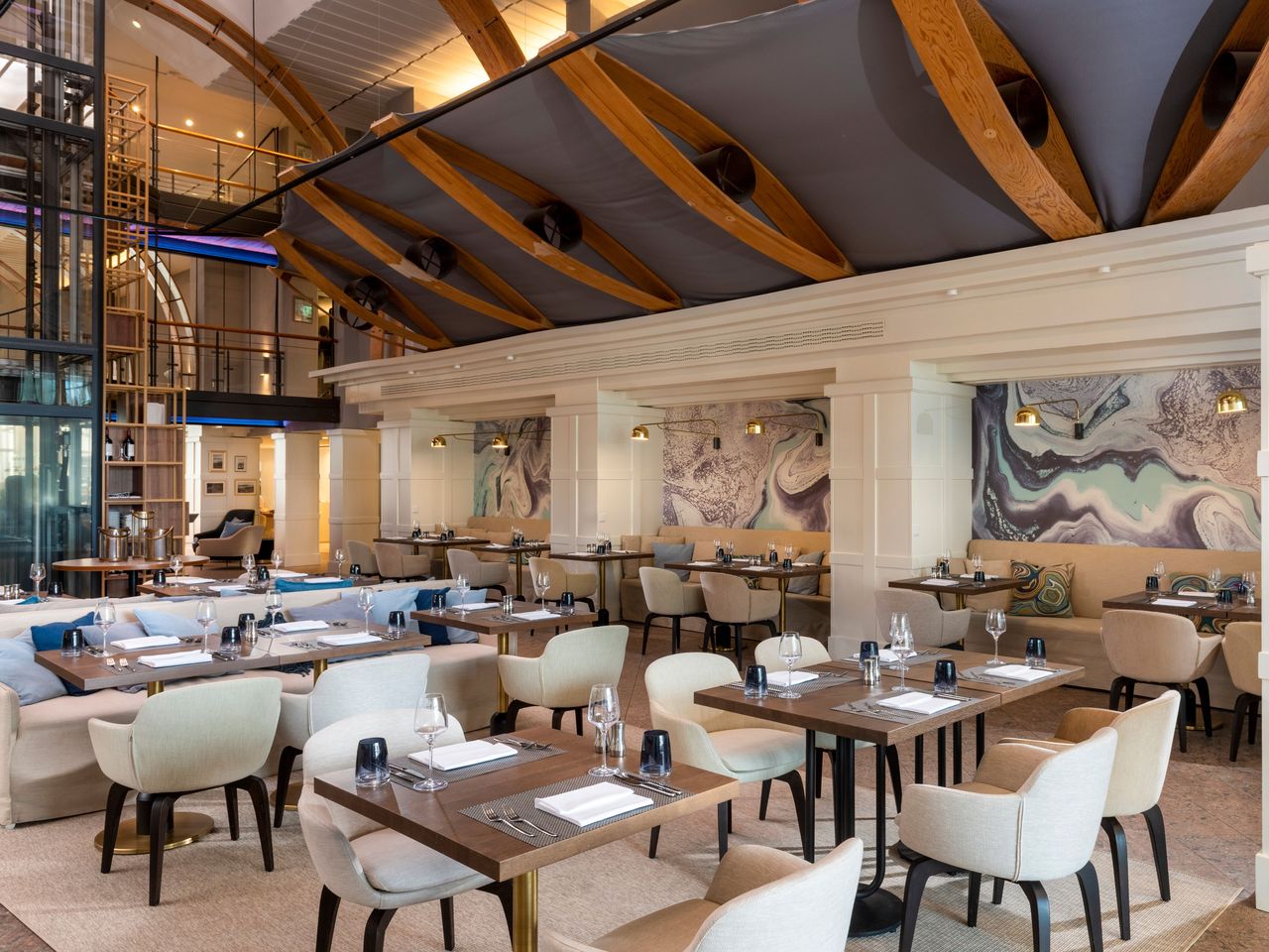 Restaurantbereich im Aedenlife Hotel & Resort Rügen festlich für Silvester gedeckt