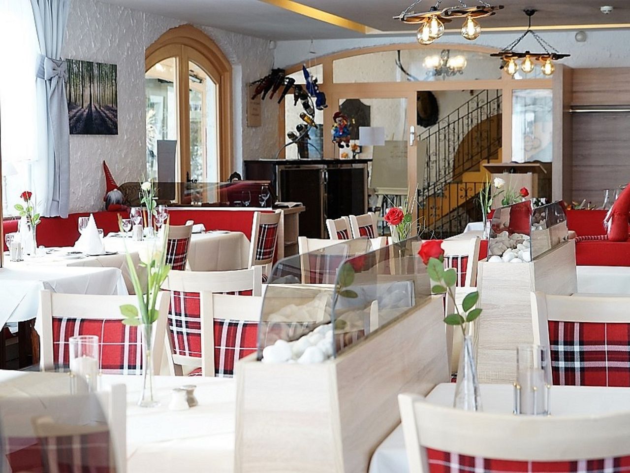 Das gemütliche Restaurant im Hotel Zum Alten Forsthaus, perfekt für ein Gala-Buffet an Silvester.