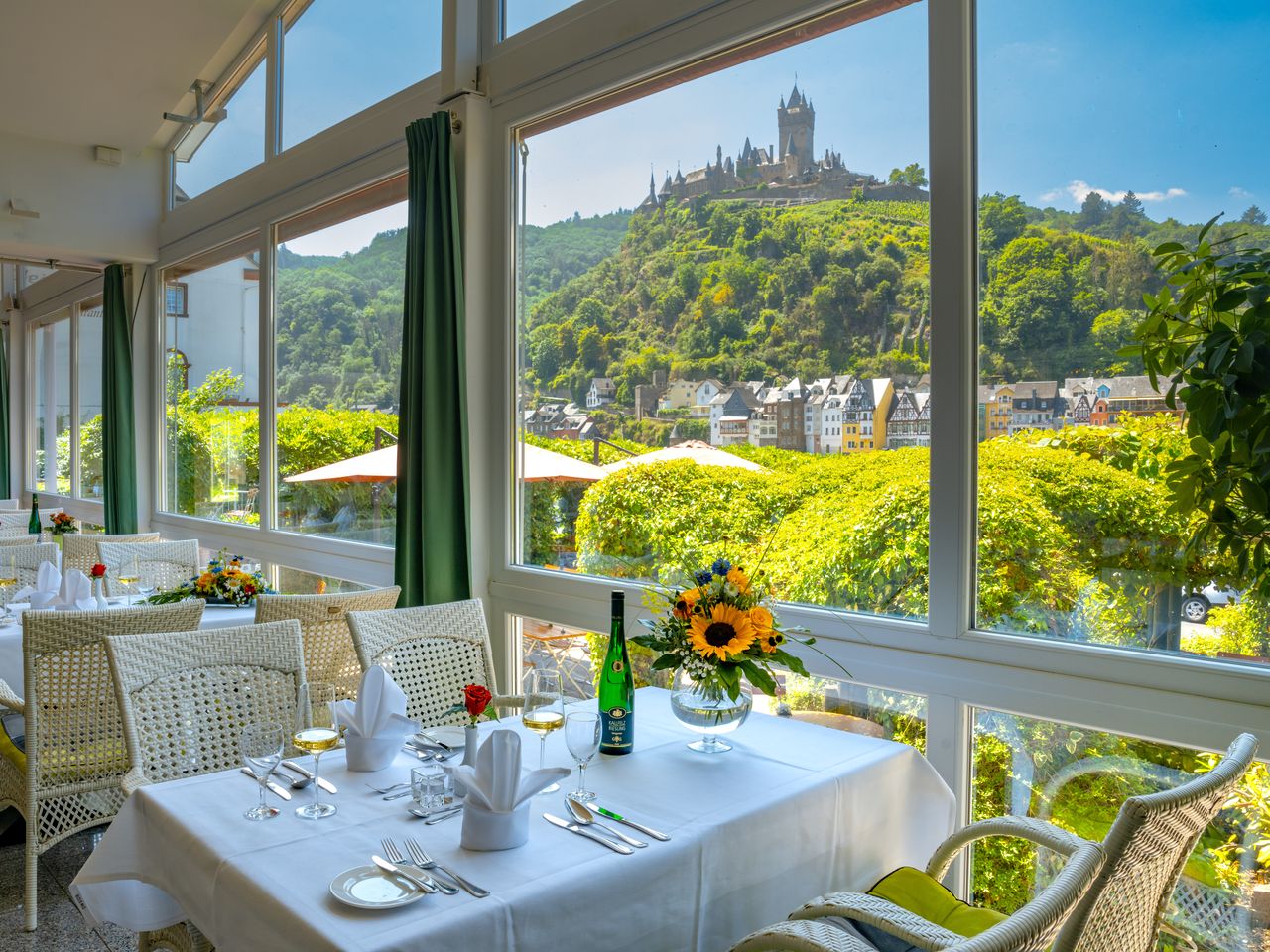 Panoramarestaurant im Moselstern-Hotel mit Blick auf die Reichsburg
