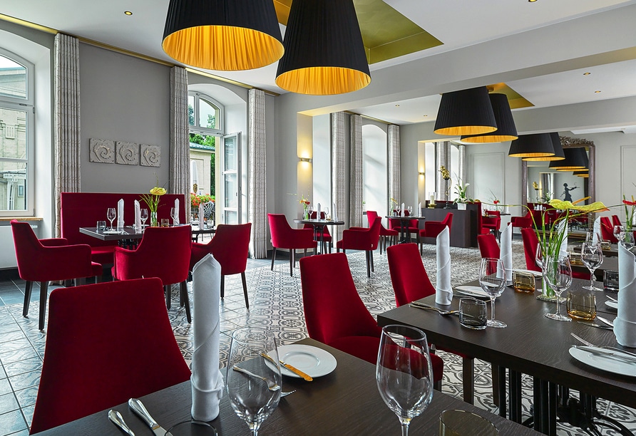 Modernes Restaurant mit eleganter Einrichtung im Grand Hotel Kaiserhof Victoria für ein exklusives Silvesterdinner