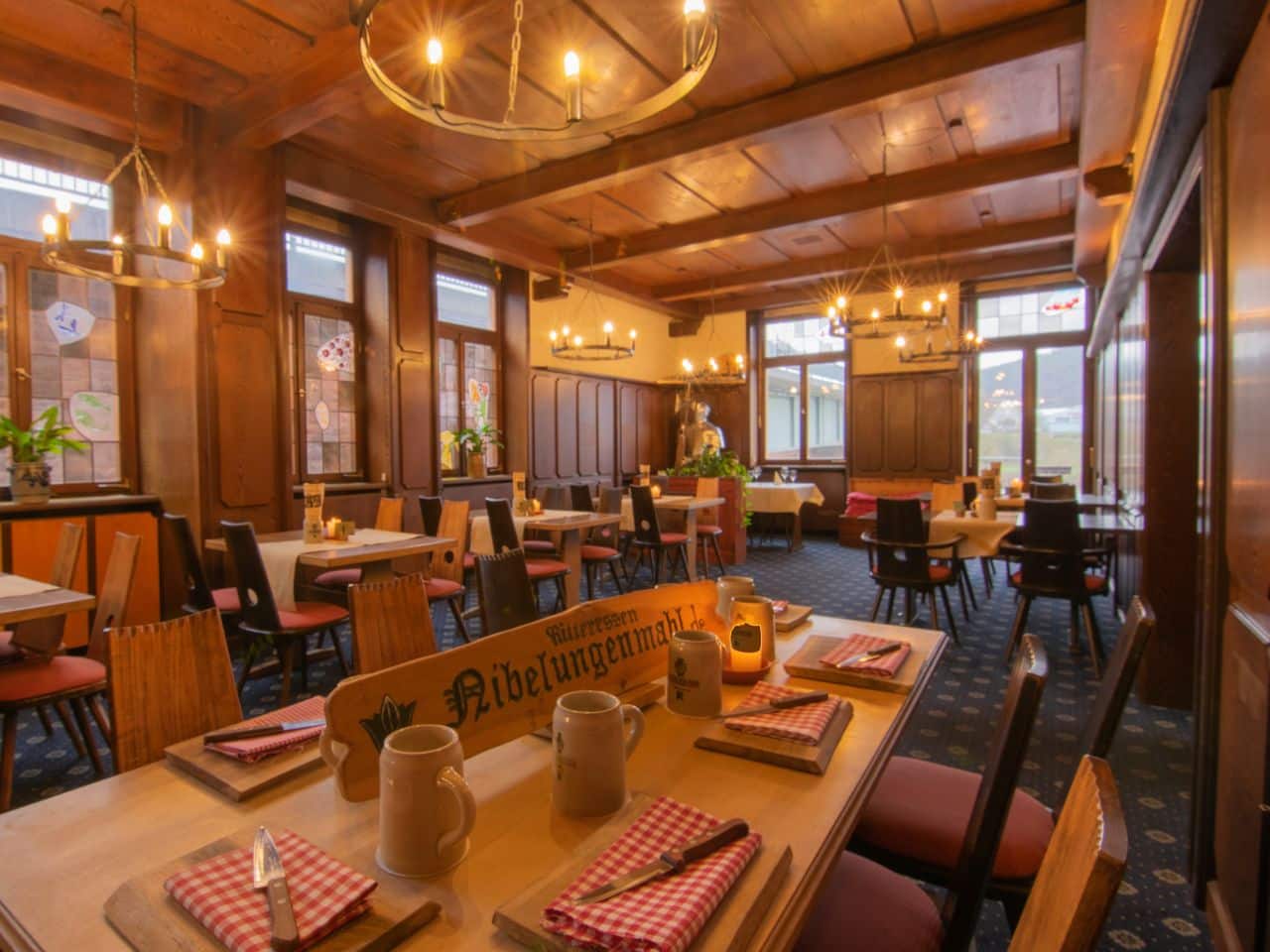 Rustikales Restaurant im Hotel Goldenes Fass mit festlicher Atmosphäre für Silvester