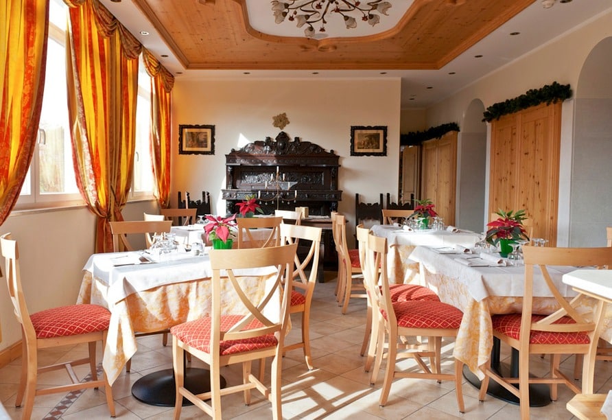 Lichtdurchfluteter Speiseraum im Hotel Stella delle Alpi zu Silvester