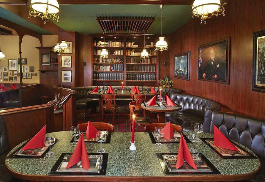 Stilvolles Restaurant mit Bibliothek im Gala Hotel Excelsior für Silvester