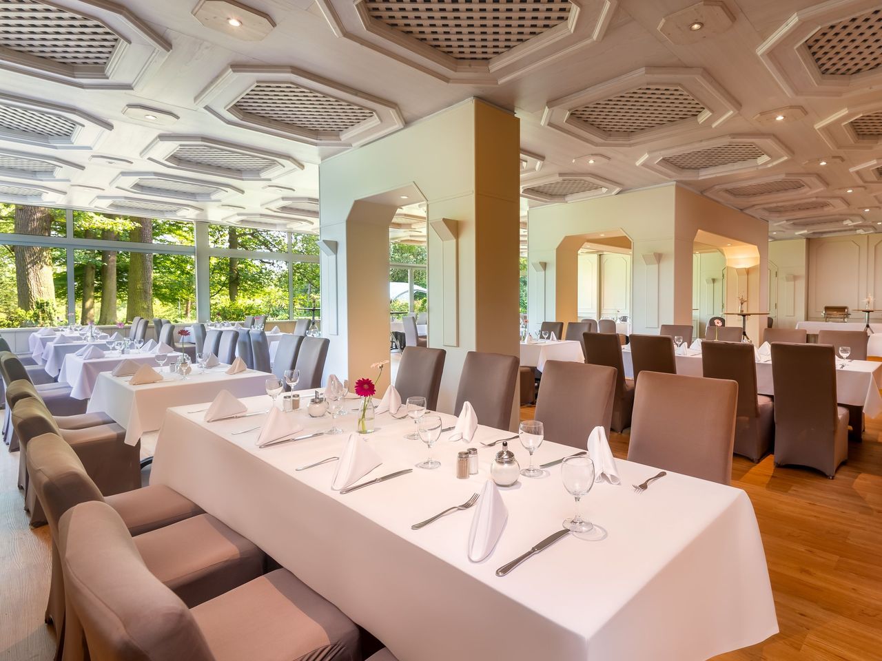 Festlich gedecktes Restaurant im Wyndham Garden Lahnstein Koblenz zu Silvester