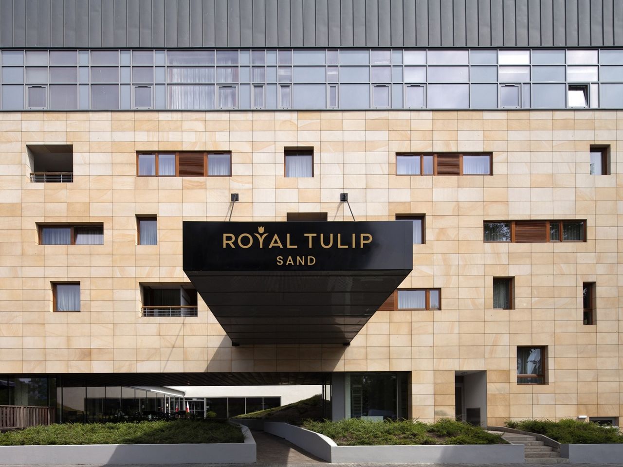 Eleganter Hoteleingang des Royal Tulip Sand Hotel zu Silvester