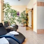 Blick auf die Saunatür und Ruheliegen im Wellnessbereich der Alten Klavierfabrik Meißen