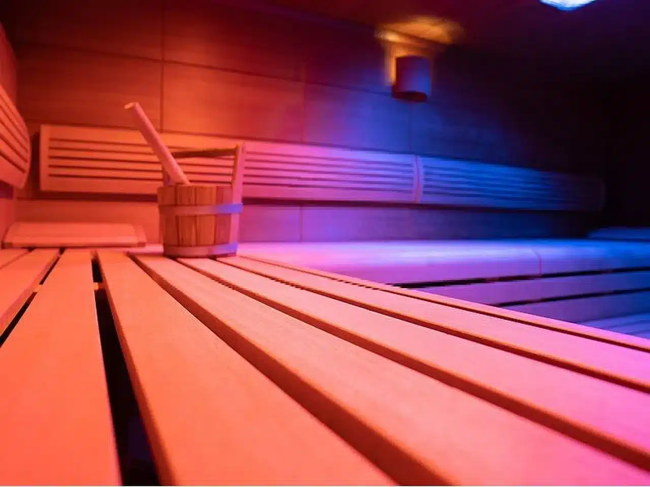 Farblich beleuchtete Sauna im Parkhotel St. Leonhard