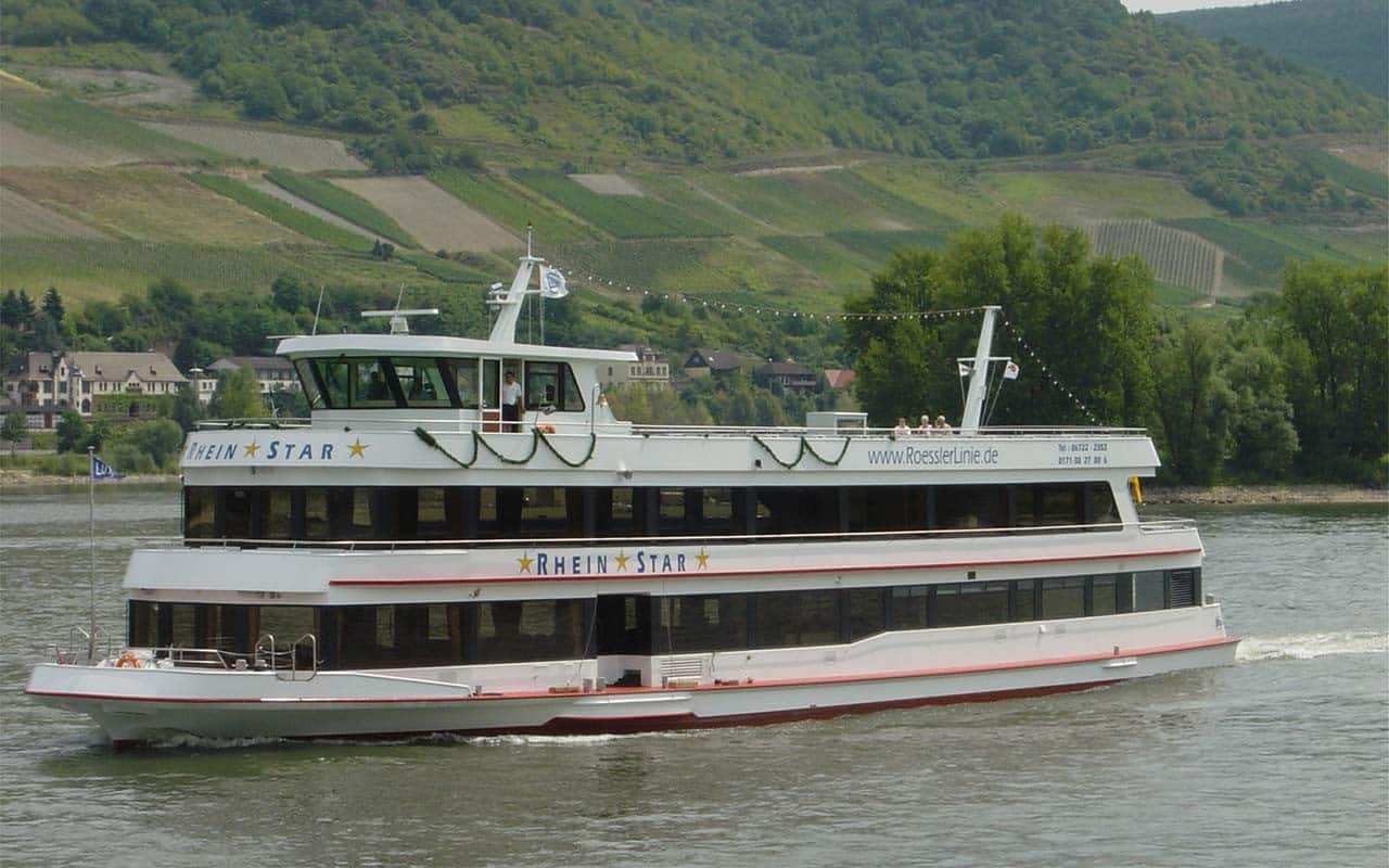 Festlich geschmücktes Schiff auf dem Rhein für die Silvesterfeier 2025 mit Übernachtung im IBB Hotel Ingelheim