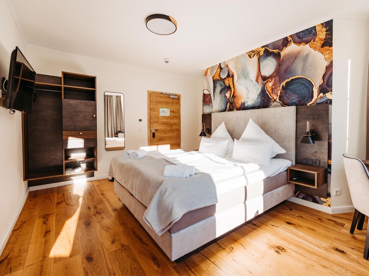Hochwertig eingerichtetes Zimmer mit stilvollem Design
