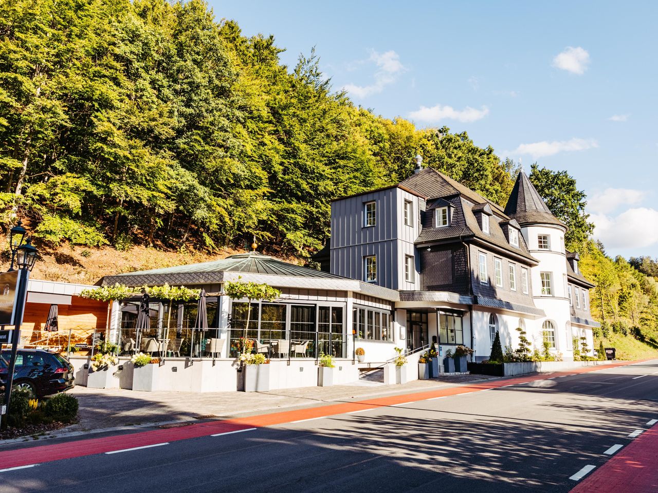 Tagesaufnahme des Schlosshotel Brilon-Wald in idyllischer Lage