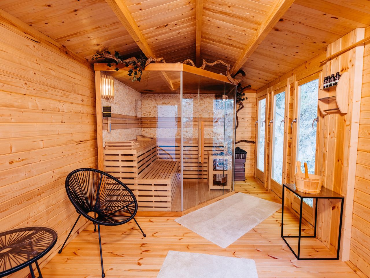 Gemütliche Sauna mit Holzdesign im Schlosshotel Brilon-Wald